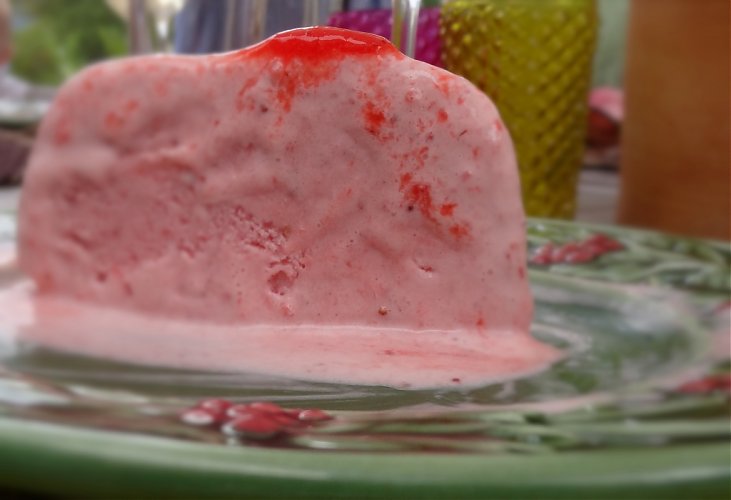 Homemade Strawberry Ice Cream (Easy Recipe!)
